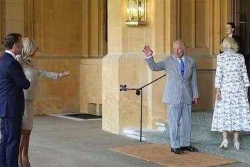 卡米拉王后把屁股對準客人，「生無可戀」送別馬克龍夫婦