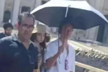 王思聰帶懶懶去義大利旅行，一把傘傾斜給自己，愛與不愛很明顯