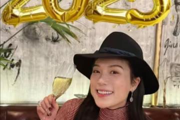 56歲TVB視後罕曬性感玉背！拒嫁億萬富豪單身至今，曾被女同事吐槽經常遲到