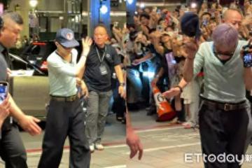 直擊／GD搭千萬豪車慶功！「一舉動超圈粉」四方打招呼　走入金豬餐廳