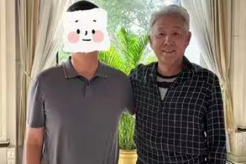 「皇帝專業戶」陳道明一頭白髮近況曝光! 網贊:還是非常帥氣