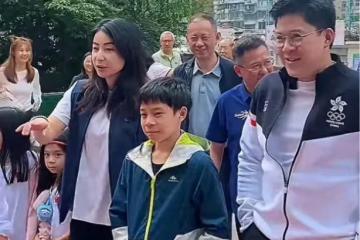郭晶晶霍啟剛一家回香港！12歲霍中曦自己拿行李，倆女兒很受寵愛