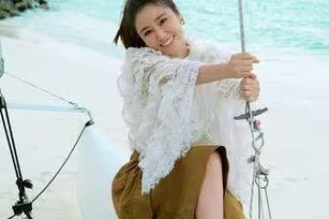 林心如海邊度假曬美照「泄49歲真實狀態」！　網看暈：根本是25歲