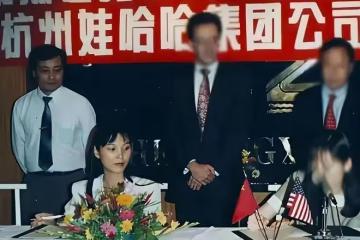 1995年,杜建英陪老闆赴港洽談訂房間時,宗慶後:我們倆住一起