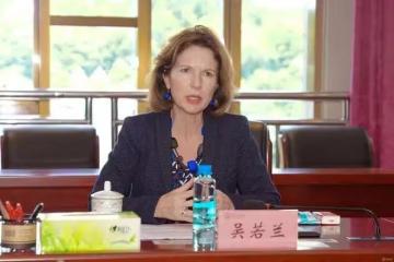 英國駐華大使吳若蘭舉辦宴會！李湘母女受邀，王詩齡穿新中式美翻