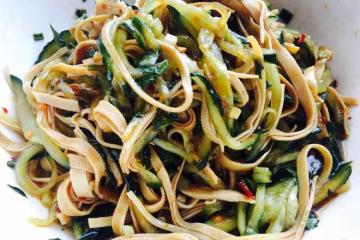 可以吃一整個夏天的黃瓜拌豆皮