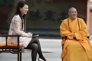 釋永信的開光密室有多忙?面紅耳赤親吻李湘手背,女明星半夜摟了