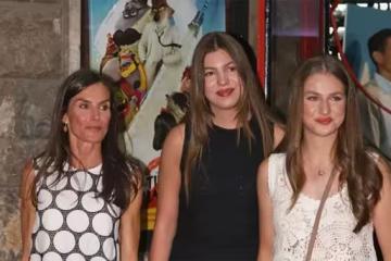 西班牙王后萊蒂齊亞與兩公主共賞電影,17歲索菲亞身高驚人!