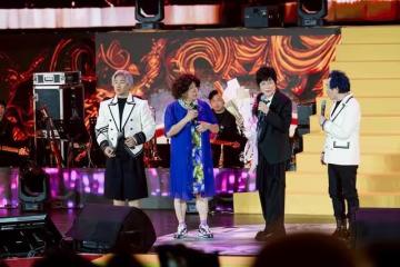 直擊／洪榮宏唱一半「卷髮婦人暴衝上台」　她身份曝光超大咖！