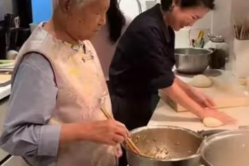 岳雲鵬母親,與兒媳同住500平別墅很愜意,滿頭白髮仍精神矍鑠