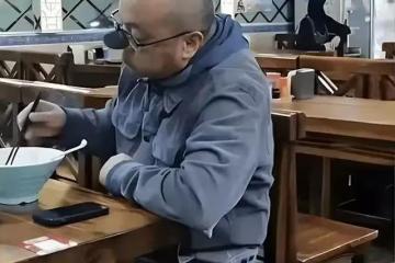 56歲竇唯:光頭、沙縣、小電驢,阿那亞那個自在的普通人