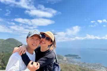 甄子丹緊摟老婆秀恩愛！素顏出鏡眼睛腫眉毛淡，與老婆臉貼臉合影