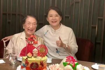 胡慧中為婆婆慶101歲壽辰!一家同框好違和,女兒穿裙子近200磅