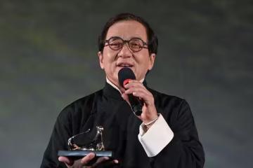 成龍71歲領終身成就獎!霸氣宣告:我還能打 穿唐裝現身盧卡諾影展嗆好萊塢