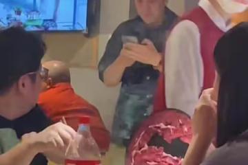 楊子黃聖依與眾星深夜聚餐,在包廂開懷暢飲,孫堅麥迪娜也在