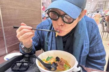李連杰出院露面報平安！　現身狂嗑刀削麵：讓大家擔心了