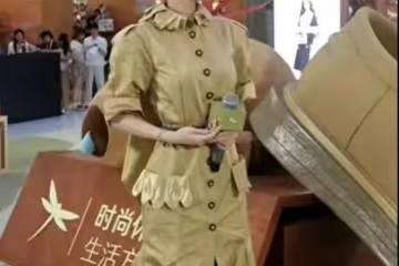 穿三年前的高定,提不上去的褲子,過氣的單親媽媽baby看著好心酸