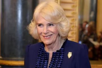 卡米拉王后「玩瘋了」!78歲擠進電話亭,與小朋友比拼擠入人數!