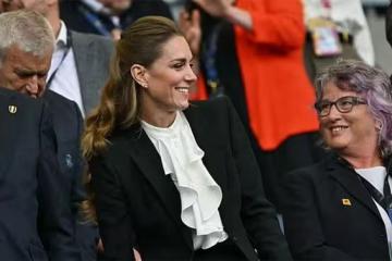 凱特王妃驚喜亮相英式橄欖球賽！力挺「紅玫瑰」巾幗不讓鬚眉！
