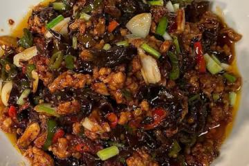 香辣木耳肉末，拌米飯嘎嘎香！