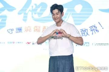 周興哲嚇到哭了！　2歲女兒突痙攣、翻白眼...緊急叫護車送醫