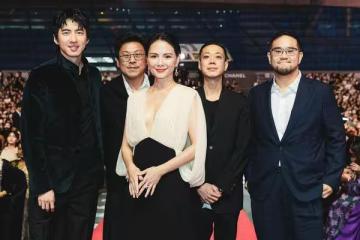 李心潔露深V現身釜山影展! 一聽師父張艾嘉奪獎「眼淚忍不住」