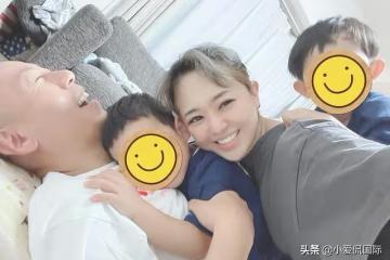 開心疊羅漢,蒼老師躺在光頭老公胸膛很開心,一家人相處很融洽