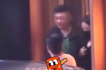 董璇參加飯局惹爭議,挽著大齡異性調笑氣氛熱,站路邊被男人熊抱