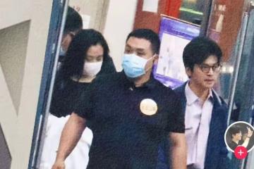 李健42歲妻子罕曝光,緊跟老公錄節目似粘人精,長發飄飄氣質出眾