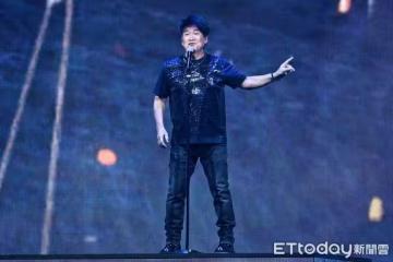 64歲周華健坐博愛座竟被阻止! 下秒神回覆:我可以坐啊