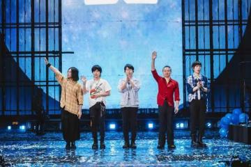 五月天冠佑狂吃臭豆腐　當眾「舉腋下給阿信聞」：跟我們友情一樣