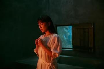 深夜聽廁所傳出詭異怪聲　他急敲鄰居大門「開門竟是超大咖天后」