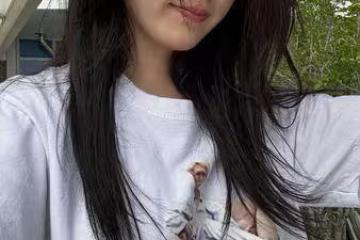 IU穿「印有燦赫照片白T」 AKMU妹超真實反應引全網爆笑