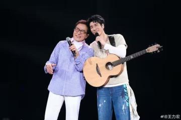 成龍才剛挨轟對容祖兒伸咸豬手!「又和大咖歌王接吻」震撼畫面曝光