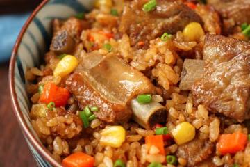【排骨燜飯】