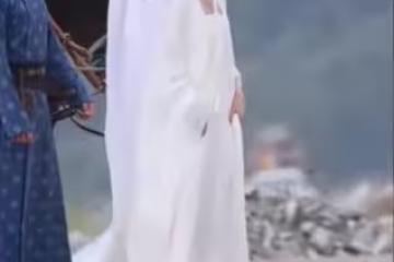 陸劇女神拍戲驚傳意外！　帽紗被踩「頭往後對摺凹」畫面震驚網