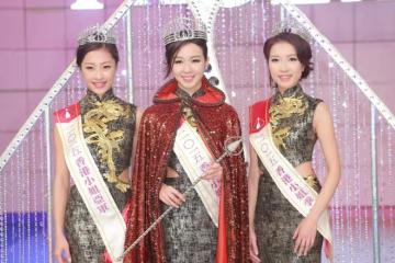 33歲港姐與男友慶戀愛6周年!穿低胸裙被椅子勾破!網友批:說話實在太做作