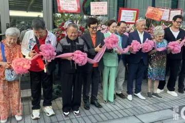 90歲TVB女星跌倒入院後現身！拄拐杖與緋聞男友合體！自稱年紀大手臂還在疼