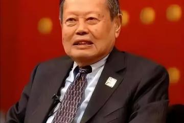 痛悼!103歲楊振寧逝世,半月前剛過生日,與翁帆最後同框惹人哭