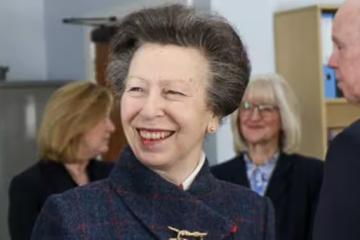 弟弟安德魯頭銜被撤,安妮公主淡定訪問延續女王母親遺志!