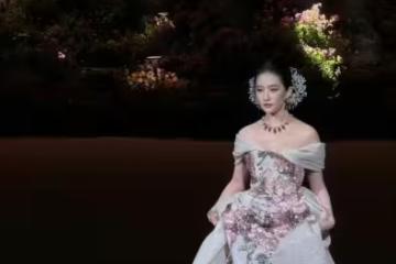 劉亦菲後背勒出兩坨贅肉太讓人意外,直接撕碎娛樂圈的「假體面」