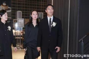 楊佑寧送父最後一程！緊牽老婆現身「鞠躬致意」　好友見他堅強泛淚喊話