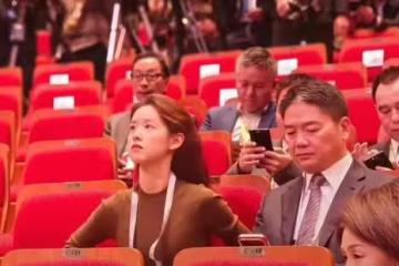 劉強東章澤天韓國同框撒糖!相視一笑超甜,外表差距卻像兩代人