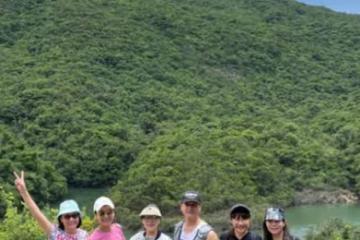 呂良偉與一眾富婆爬山，穿背心手臂肌肉太搶鏡，66歲仍健碩似小伙