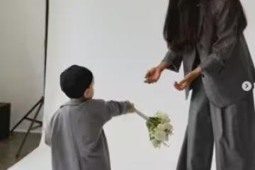 鄭雨盛1歲私生子長大了！暴風抽高逼近媽媽腰間　韓網驚：很像他