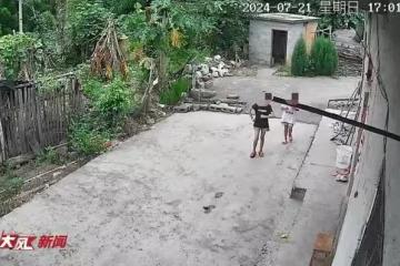 太可怕了!廣西7個月男嬰被兩未成年少女踩死,家長崩潰:難追責