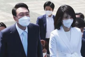 韓國新總統夫人突然亮相!49歲比辣妹還美! 無兒無女,摘下口罩顏值絕了!美貌穿搭成時尚頂流,還能實力帶貨?