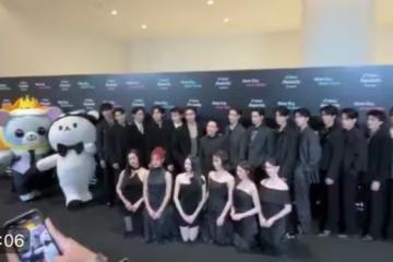 眾藝人合照「女星被叫前排下跪拍照」!男星爽站後排 影片曝光掀眾怒
