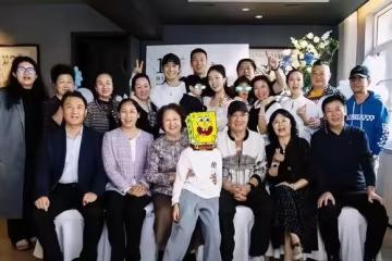 黃曉明一家4口參加親戚家周歲宴,小海綿一雙長腿幾乎溢出螢幕了