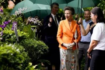 75歲安妮公主舊衣新穿引爆回憶殺!50年經典狩獵裝驚艷回歸